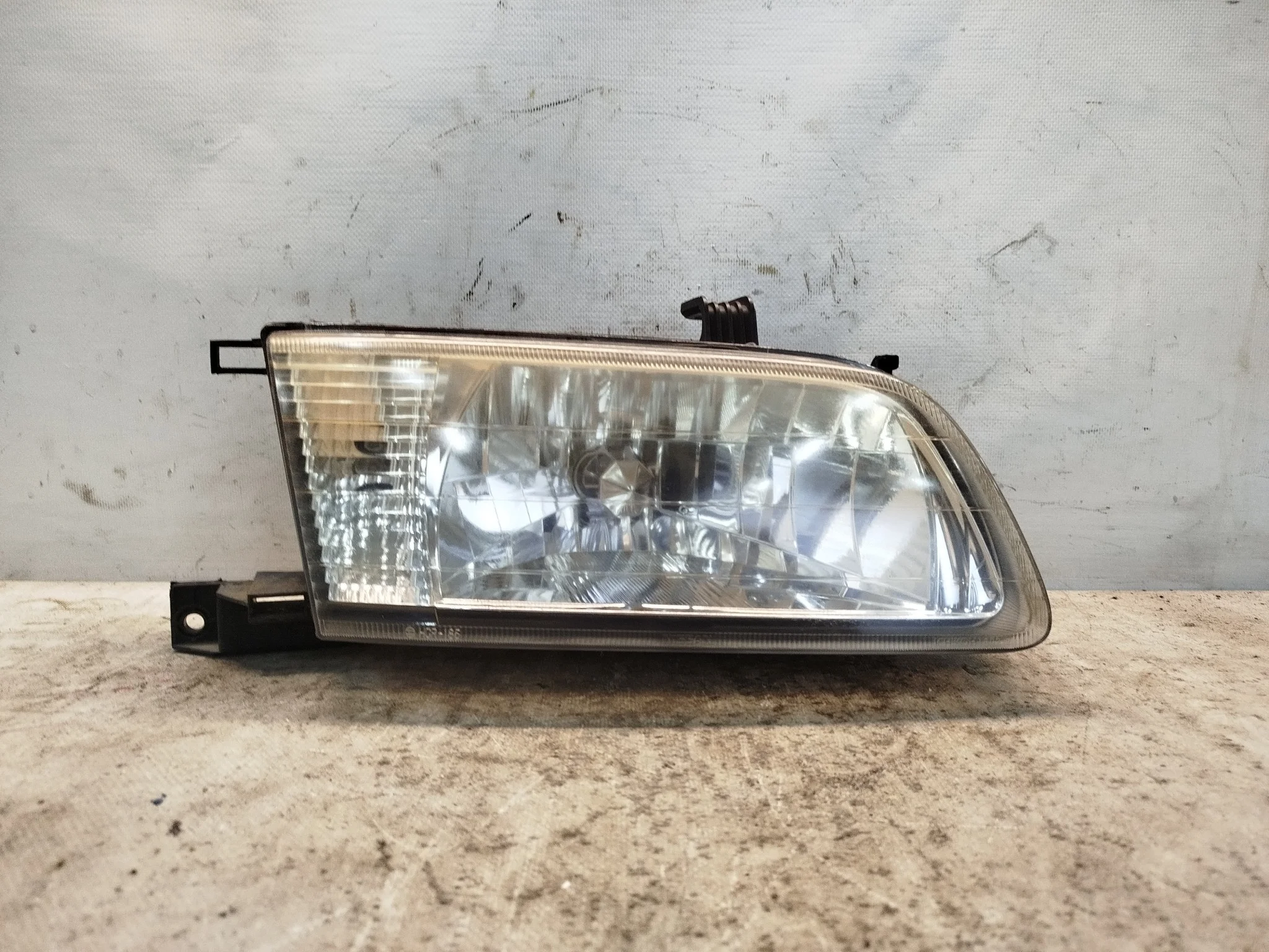 ФАРА NISSAN ПРАВО 260104M429 VE013