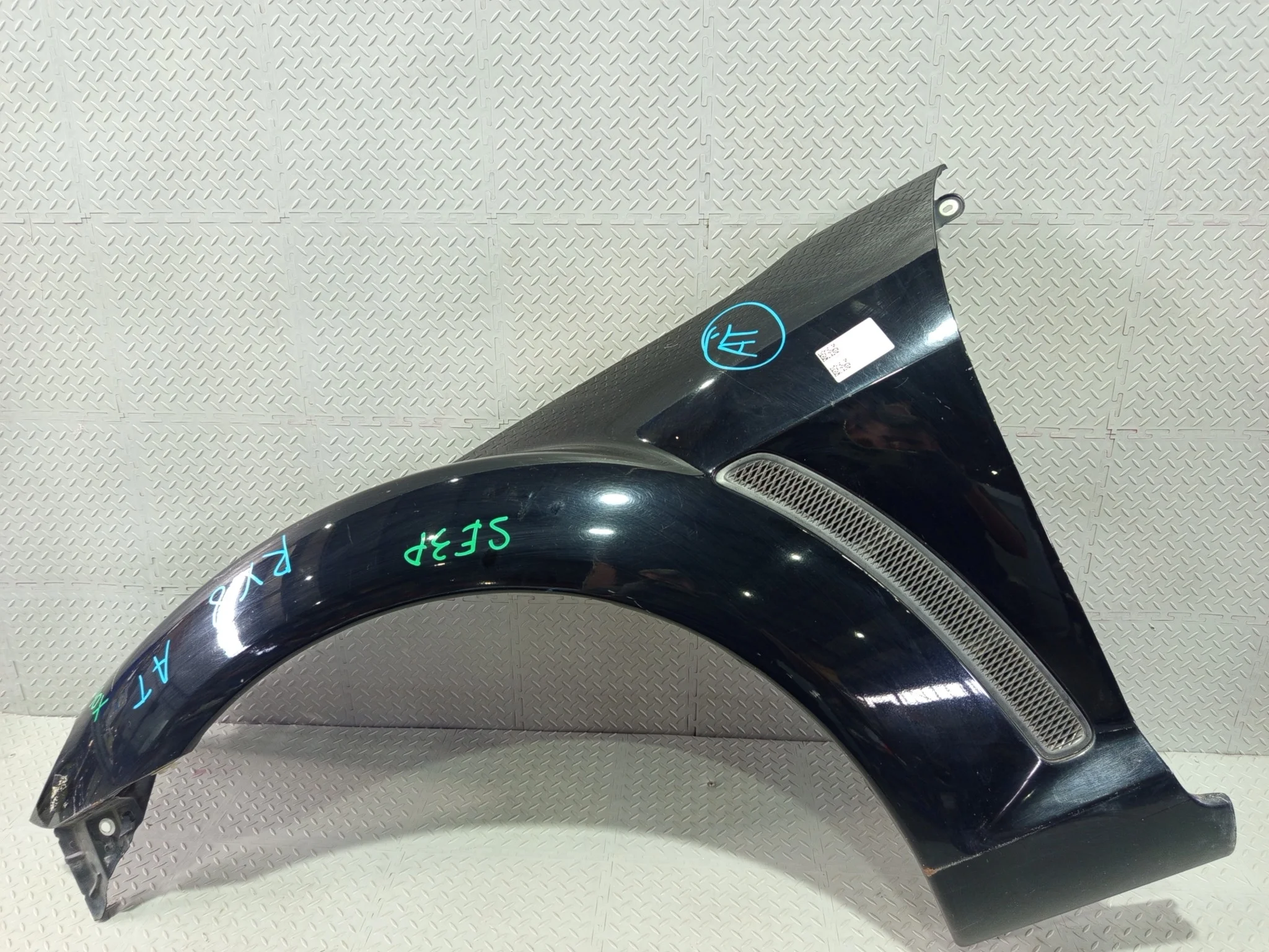 КРЫЛО MAZDA FEY252200 ПЕРЕД ЛЕВО черный X060