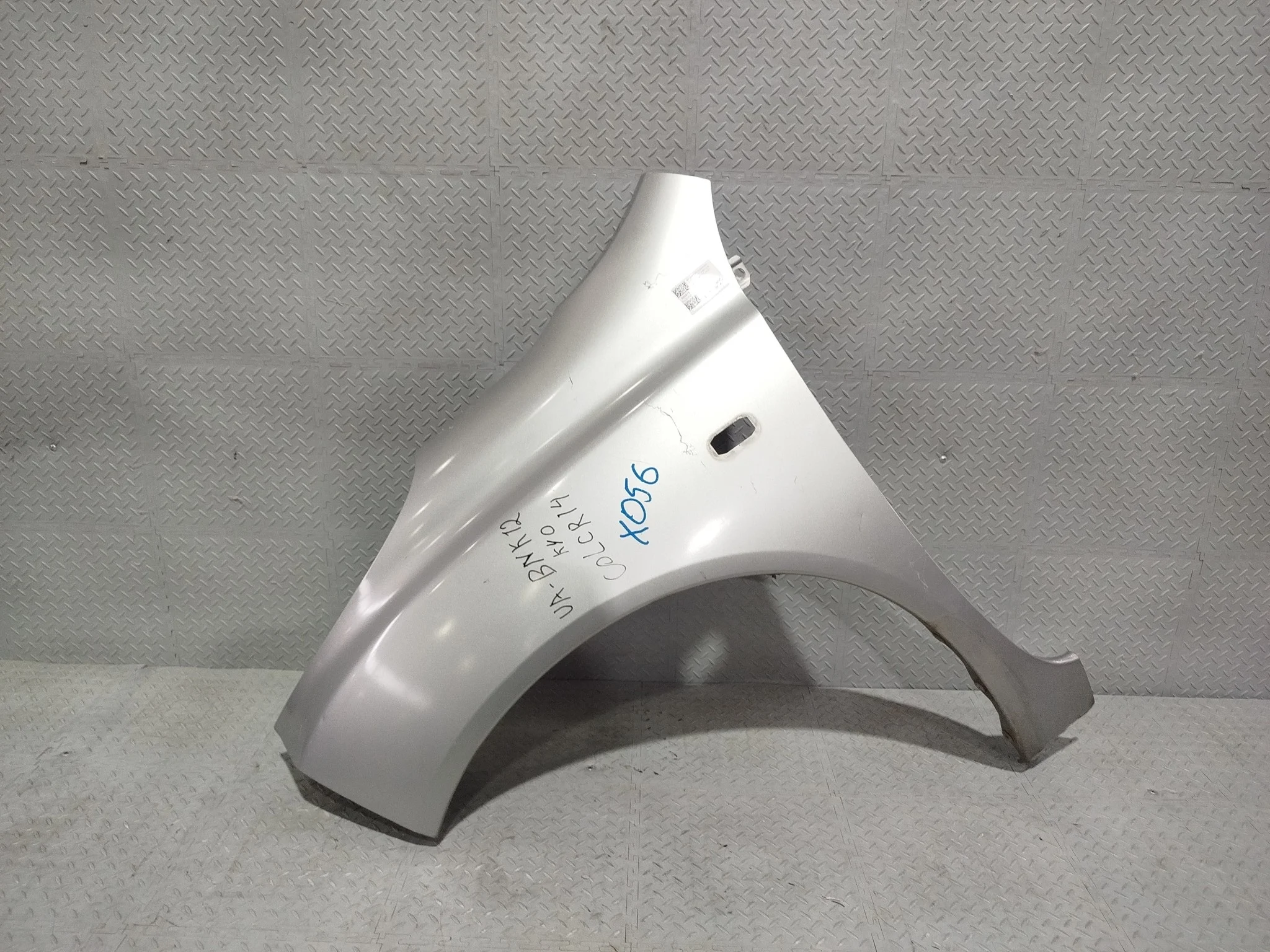 КРЫЛО NISSAN 63101AX030 ПЕРЕД ЛЕВО серый X056