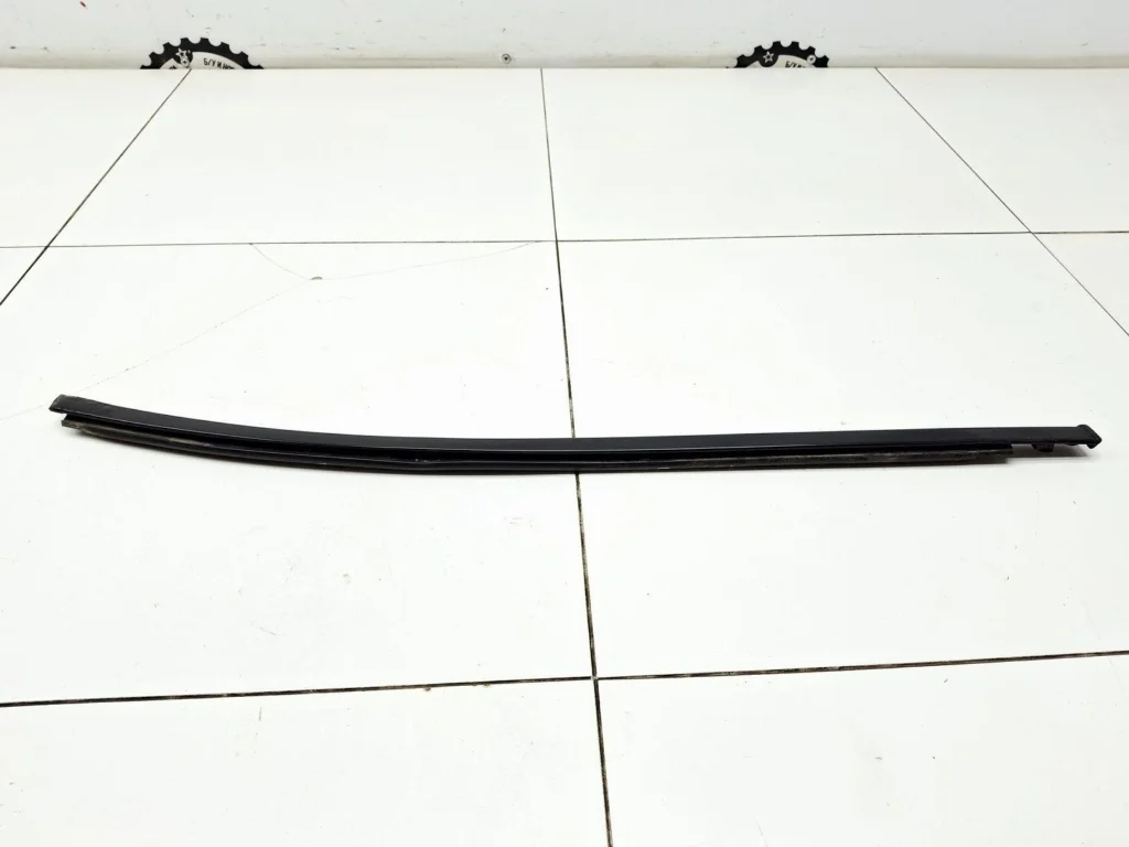 Накладка стекла заднего правого Mitsubishi L200 2012 KA, KB