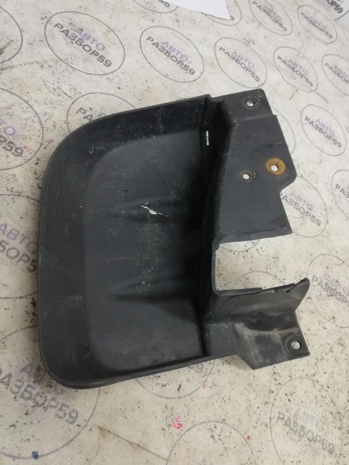 Брызговик передний правый Mitsubishi L200 IV (2006—2014)