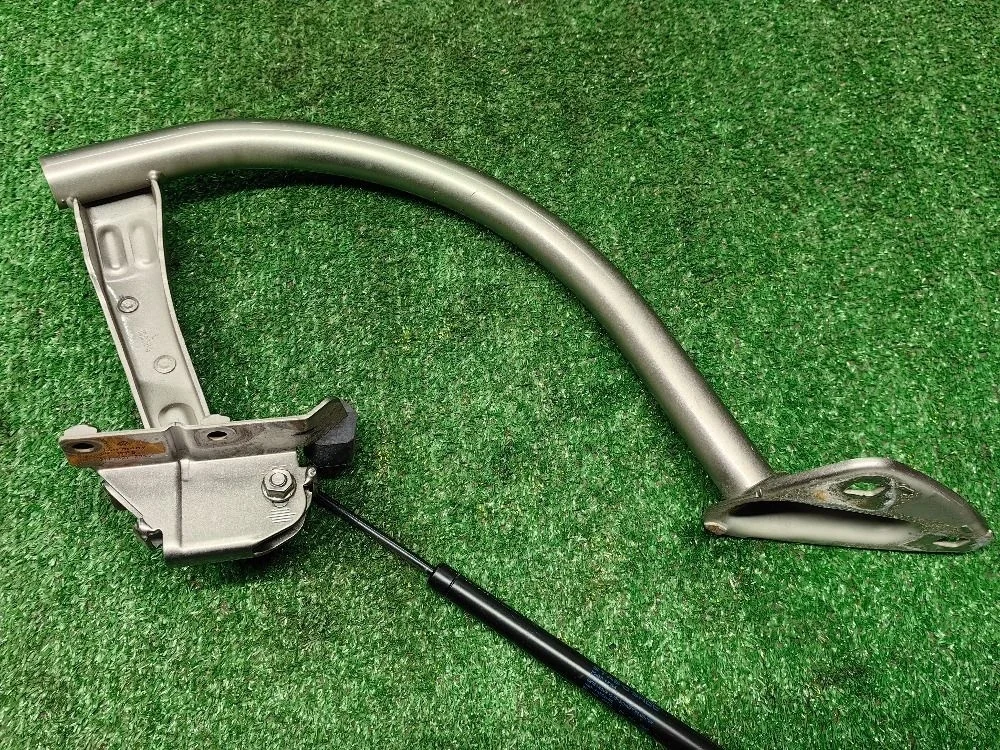 Петля крышки багажника левая VW Passat CC