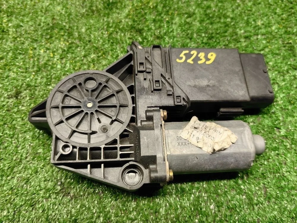 Моторчик стеклоподъемника перед лево VW Passat B5