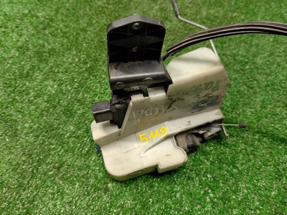 Замок задней левой двери Volkswagen Passat B5