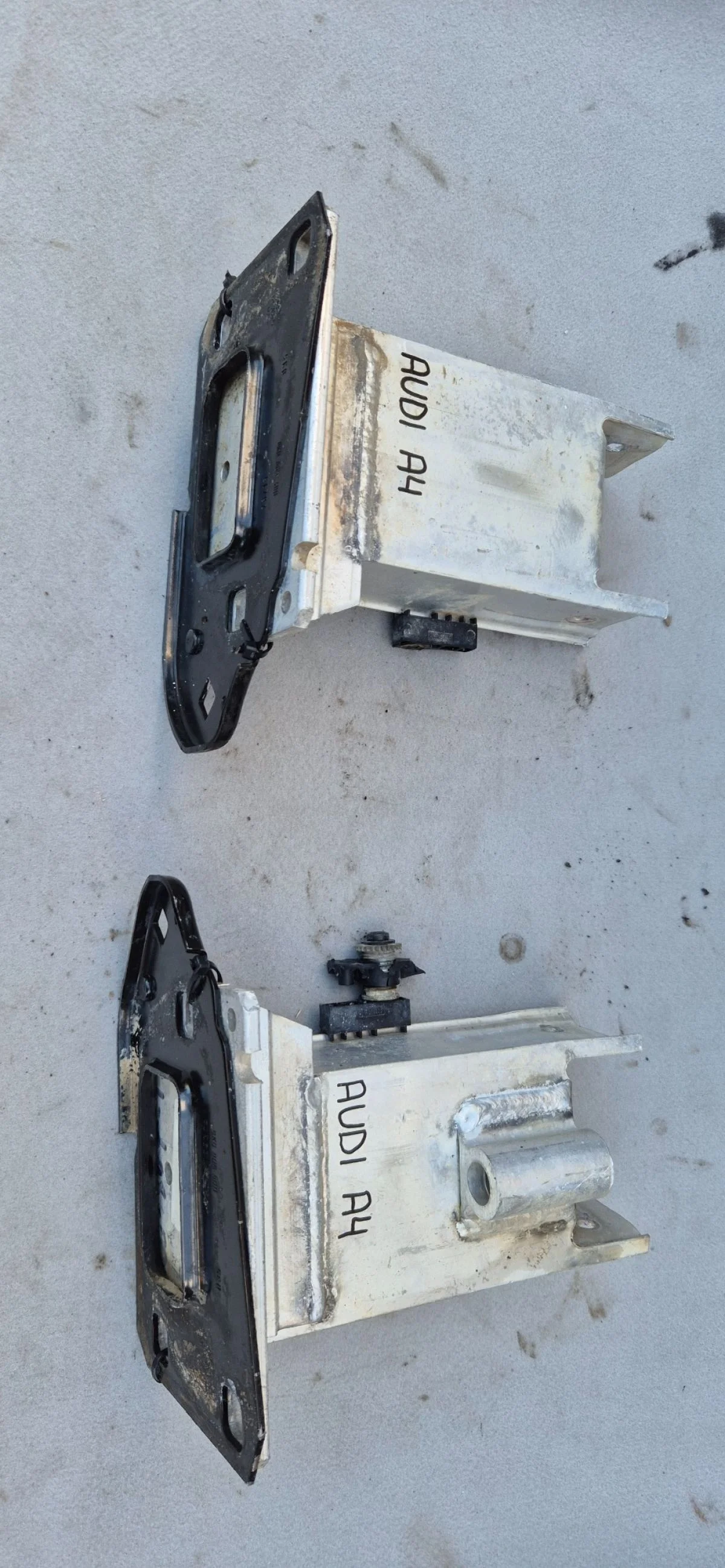 Кронштейн усилителя переднего Audi A4 B8