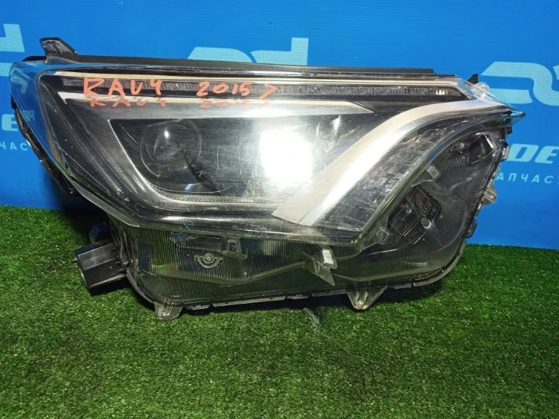 Фара правая Toyota RAV4