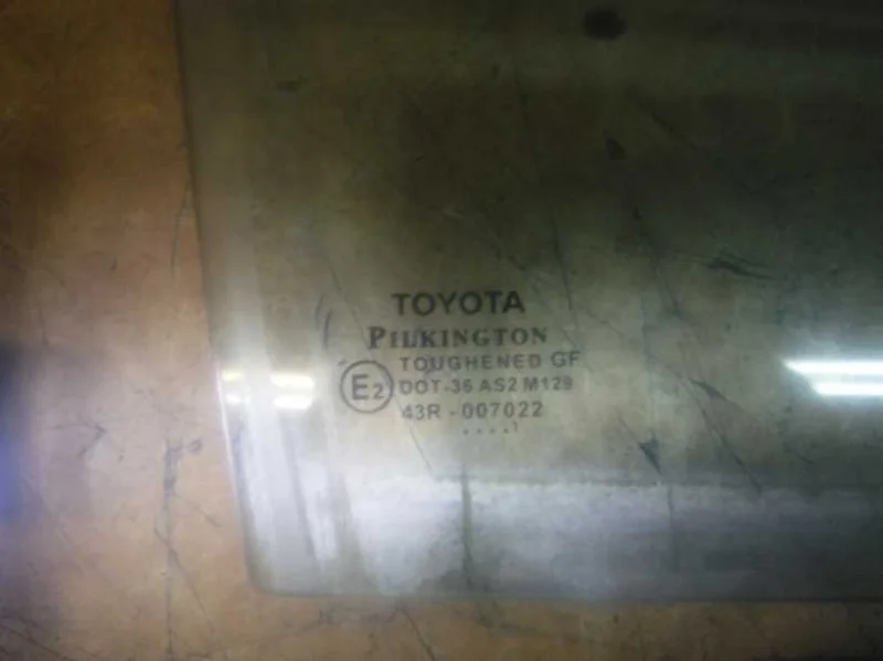 Стекло двери заднее правое Toyota Avensis