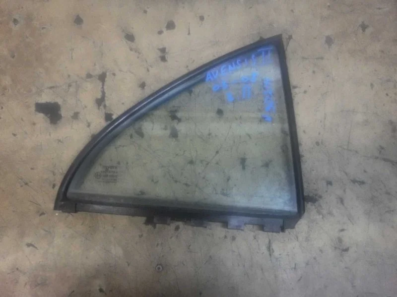 Стекло двери заднее правое Toyota Avensis 2