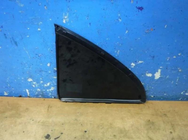 Стекло двери заднее правое Toyota Avensis 2