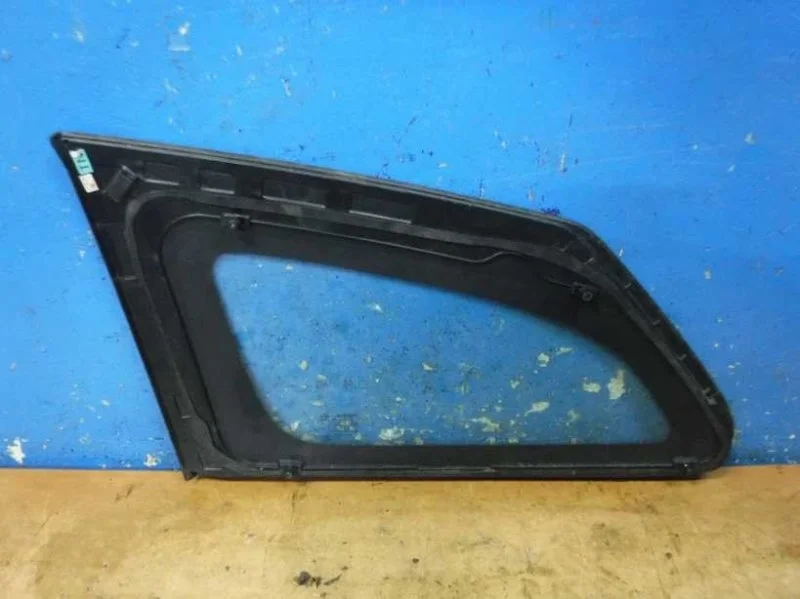 Стекло кузовное глухое правое Ssang Yong Kyron