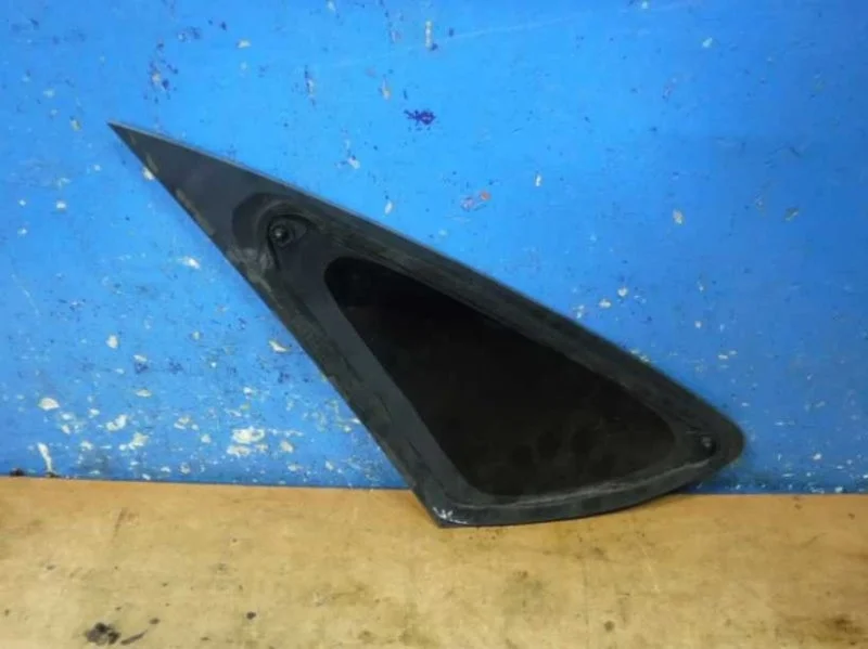 Стекло кузовное глухое правое Ford Focus 2