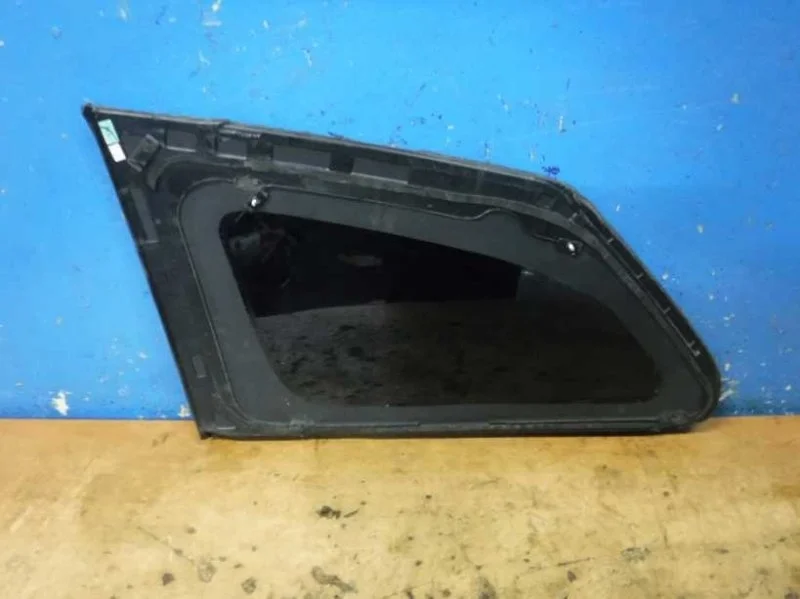 Стекло кузовное глухое правое Ssang Yong Kyron