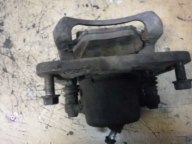 Суппорт тормозной передний левый Toyota RAV4