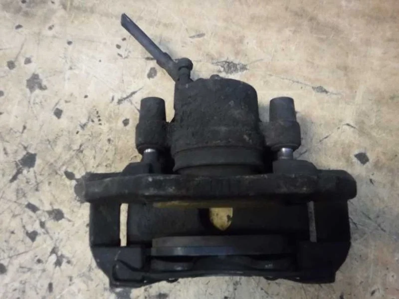 Суппорт тормозной передний левый Ford Focus 3