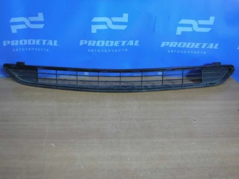 Решетка в бампер центральная Toyota RAV4