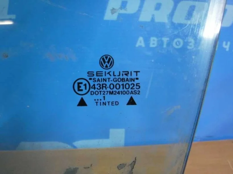 Стекло двери переднее левое Volkswagen Passat B3