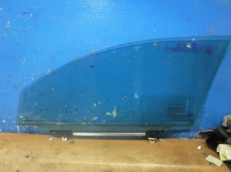 Стекло двери переднее правое Toyota Avensis 2