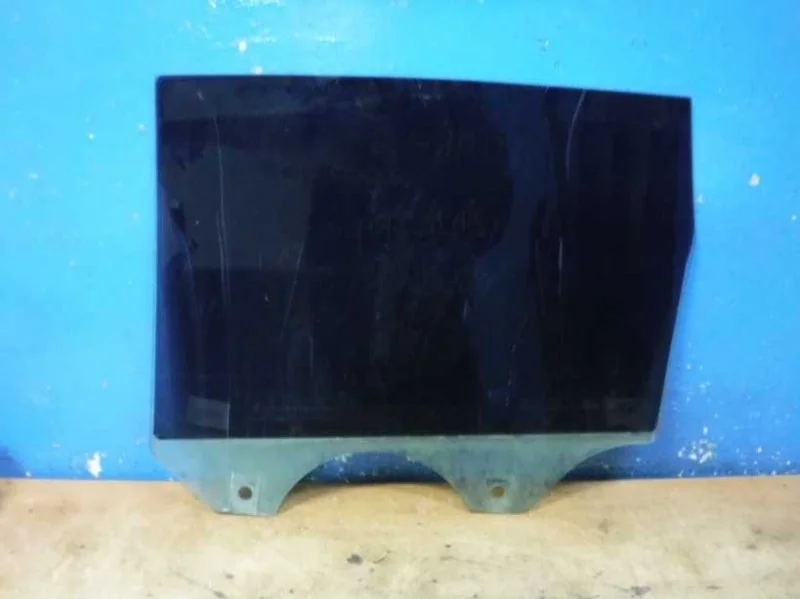 Стекло двери заднее правое Volkswagen Touareg