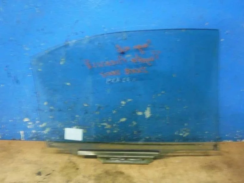 Стекло двери заднее левое Toyota Avensis 2