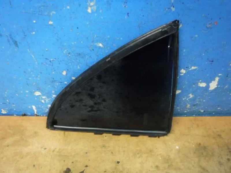 Стекло двери заднее левое Toyota Avensis 2