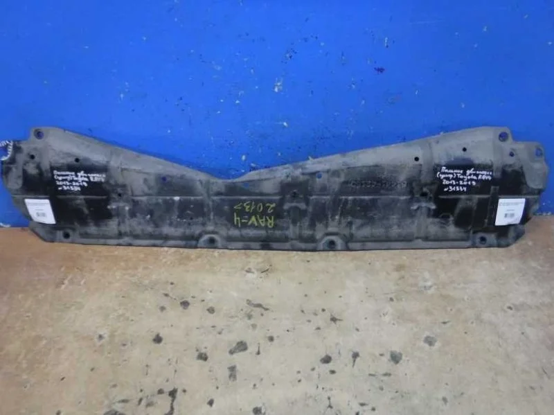 Пыльник двигателя центральный Toyota RAV4