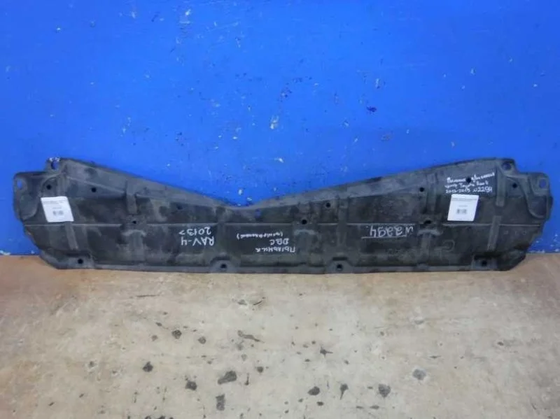 Пыльник двигателя центральный Toyota RAV4