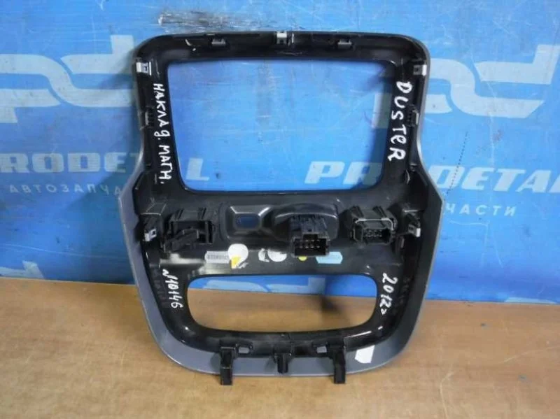 Рамка магнитолы Renault Duster