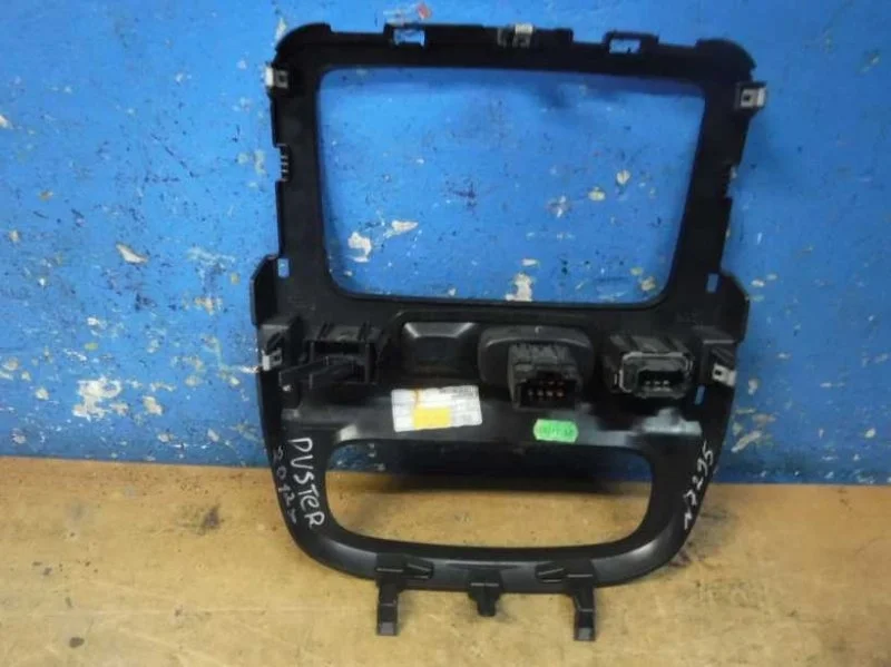 Рамка магнитолы Renault Duster