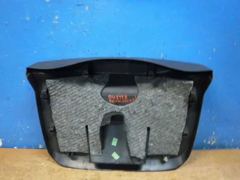 Обшивка двери багажника Renault Duster