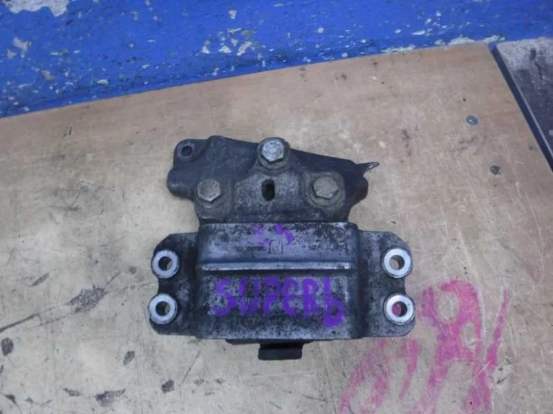 Опора двигателя левая Volkswagen Tiguan