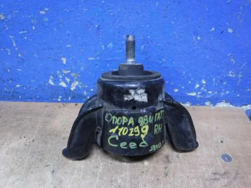 Опора двигателя правая Kia Ceed