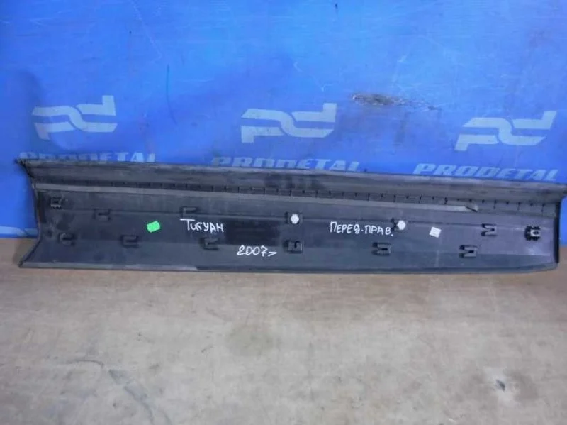 Накладка двери передняя правая Volkswagen Tiguan