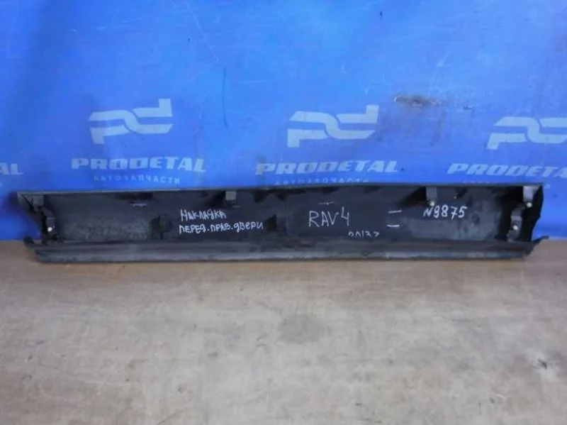 Накладка двери передняя правая Toyota RAV4