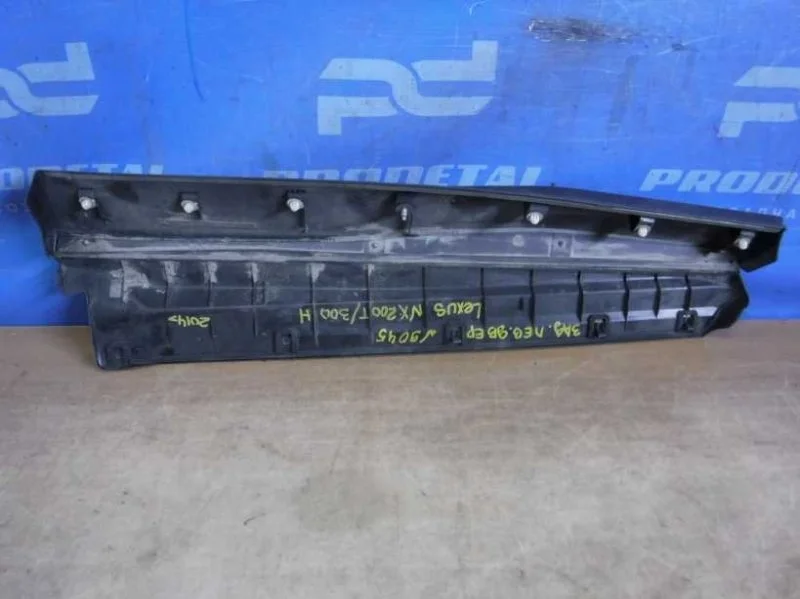 Накладка двери задняя левая Lexus NX200