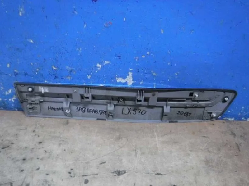 Накладка двери задняя правая Lexus LX570