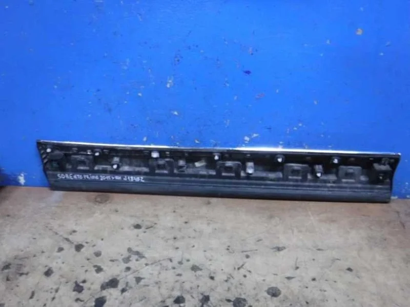 Накладка двери передняя правая Kia Sorento Prime