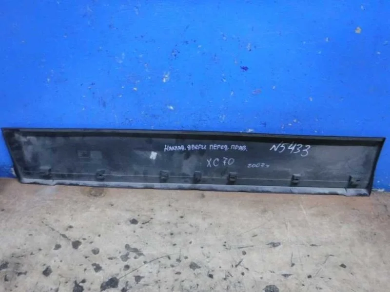 Накладка двери передняя правая Volvo XC70