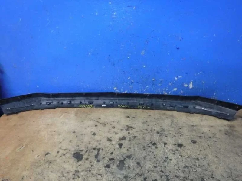 Накладка бампера передняя Toyota RAV4
