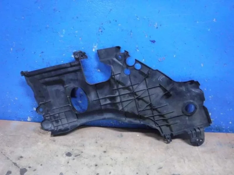 Кожух замка капота Toyota Avensis 2