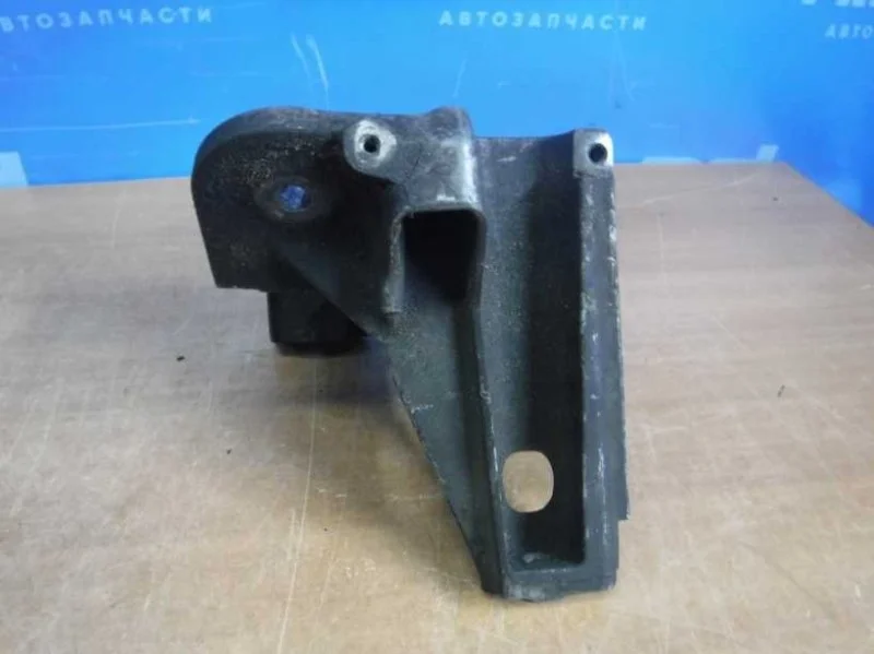 Кронштейн двигателя правый Volkswagen Touareg