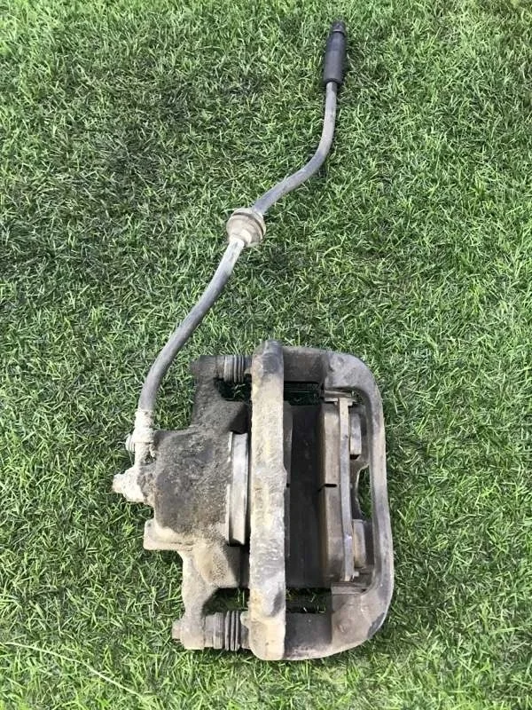 Суппорт тормозной передний правый Opel Mokka 1.8