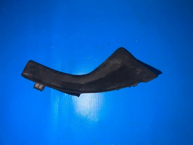 Уплотнитель передний правый Toyota RAV4 2006-2013