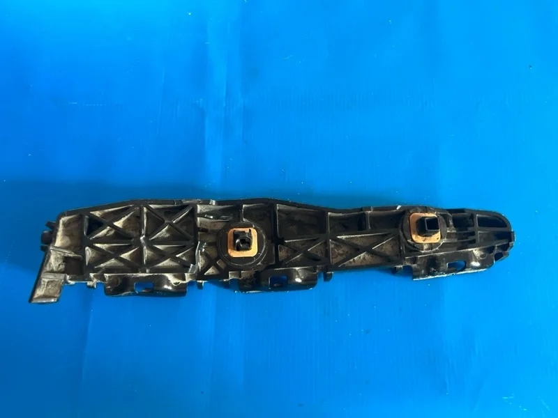 Крепление бампера заднее левое Toyota RAV4