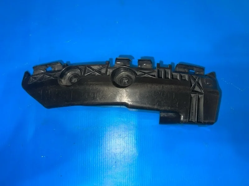 Крепление бампера заднее левое Toyota RAV4