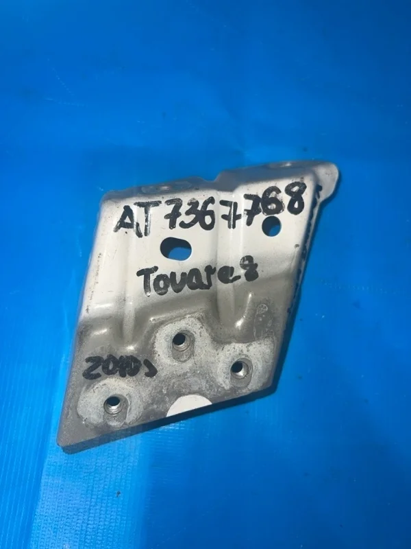 Кронштейн крыла передний правый Volkswagen Touareg