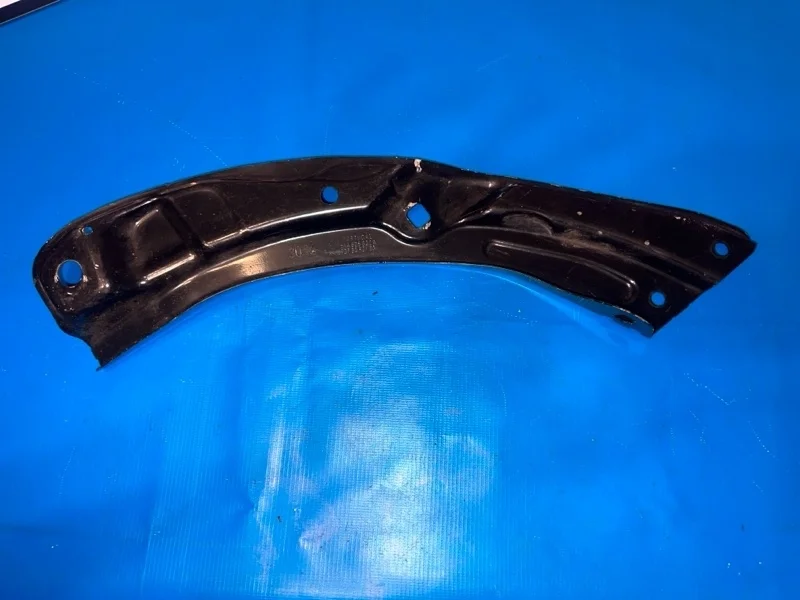 Кронштейн бампера передний правый Skoda Rapid