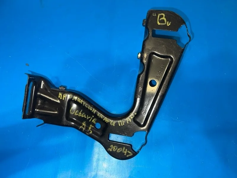 Кронштейн фонаря передний правый Skoda Octavia A5