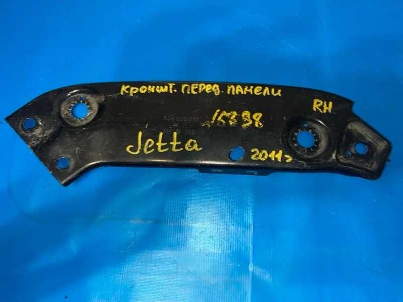 Кронштейн фонаря передний правый Volkswagen Jetta