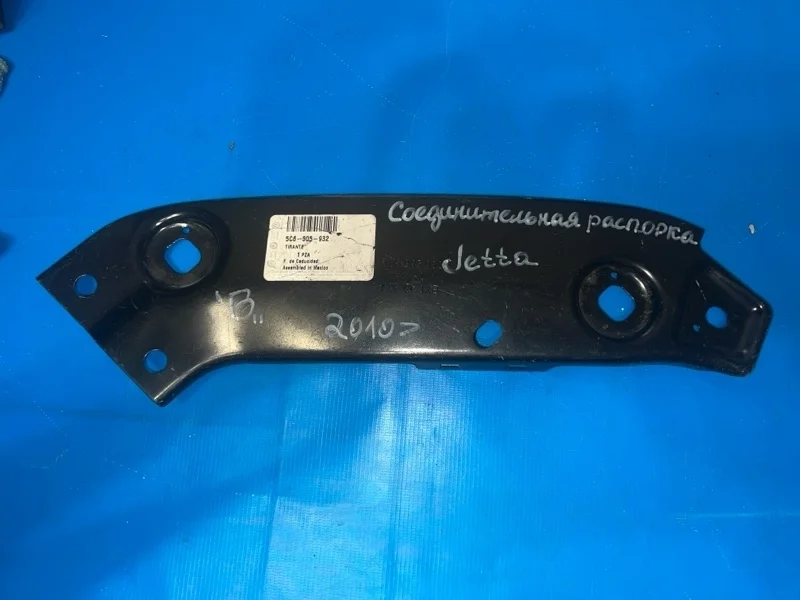 Кронштейн фонаря передний правый Volkswagen Jetta