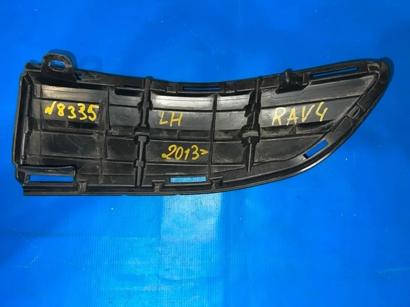 Решетка в бампер передняя левая Toyota RAV4
